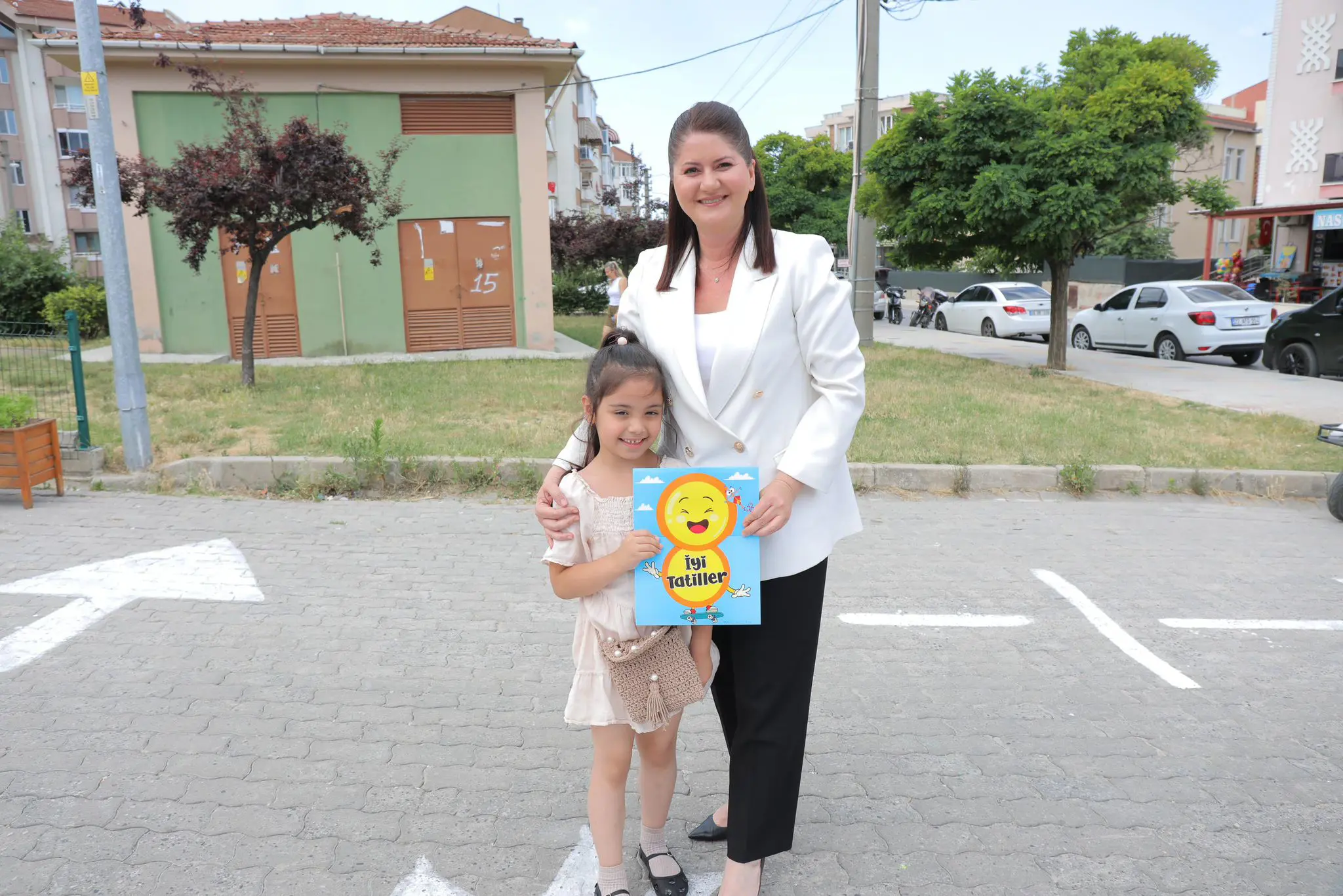BAŞKAN GENCAN, KARNE GÜNÜNDE ÇOCUKLARLA GÜVENLİ SOKAKTA BULUŞTU galeri görseli